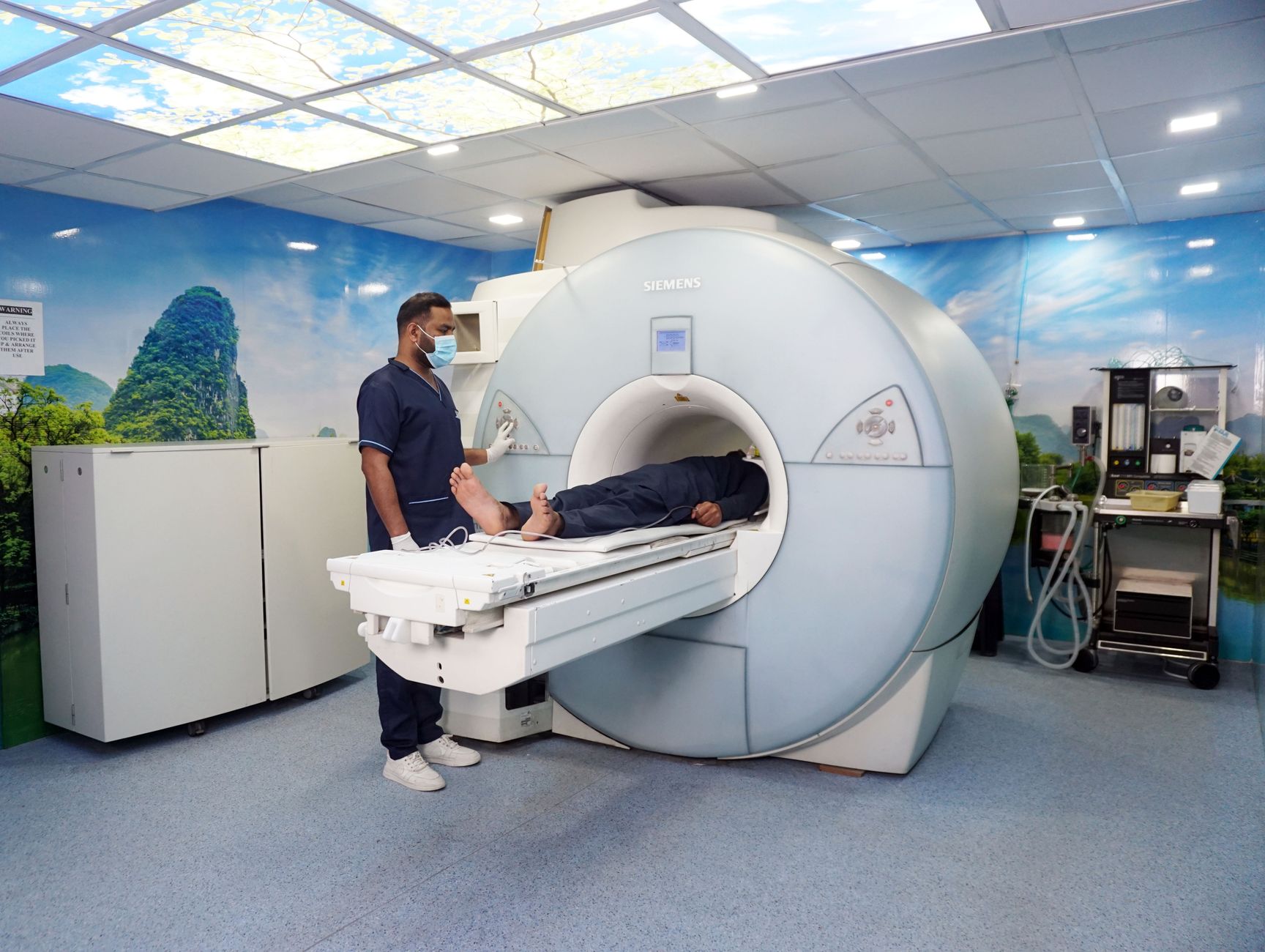 מטופל ממתין לבדיקת MRI במכשיר הדמיה רפואי מתקדם